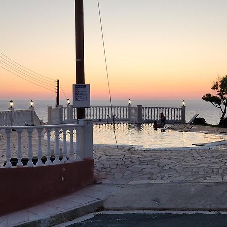 Serena Vacation Home Pomos Bagian luar foto