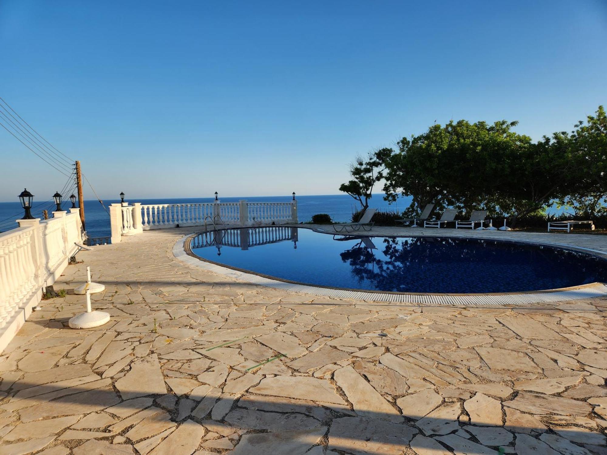 Serena Vacation Home Pomos Bagian luar foto